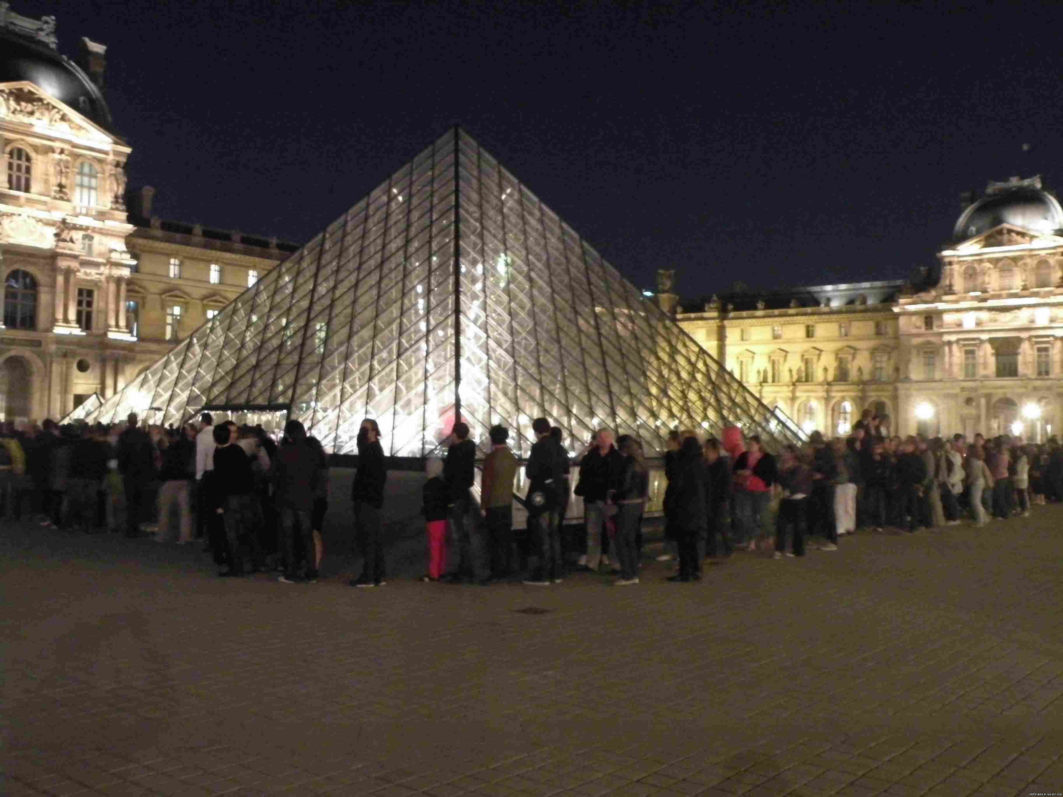 Лувр, Париж Лувр, площадь перед Лувром, вид на лувр, пирамида перед Лувром